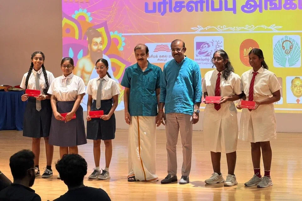 சிறப்பான படைப்புகளை உருவாக்கிய மாணவர்களுக்குப் பரிசுகள் வழங்கப்பட்டன.