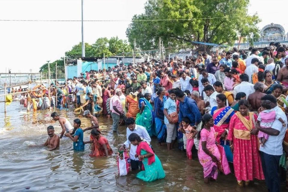 ஆடிப்பெருக்கு விழாவையொட்டி நீர்நிலைகளில் பெண்கள் ஆற்றங்கரையில் கூடி, அரிசி, பழங்கள், பனைஓலை கருகமணி, மஞ்சள், மஞ்சள் கயிறு ஆகியவற்றை வைத்து காவிரித் தாய்க்கு படையலிட்டனர்.
