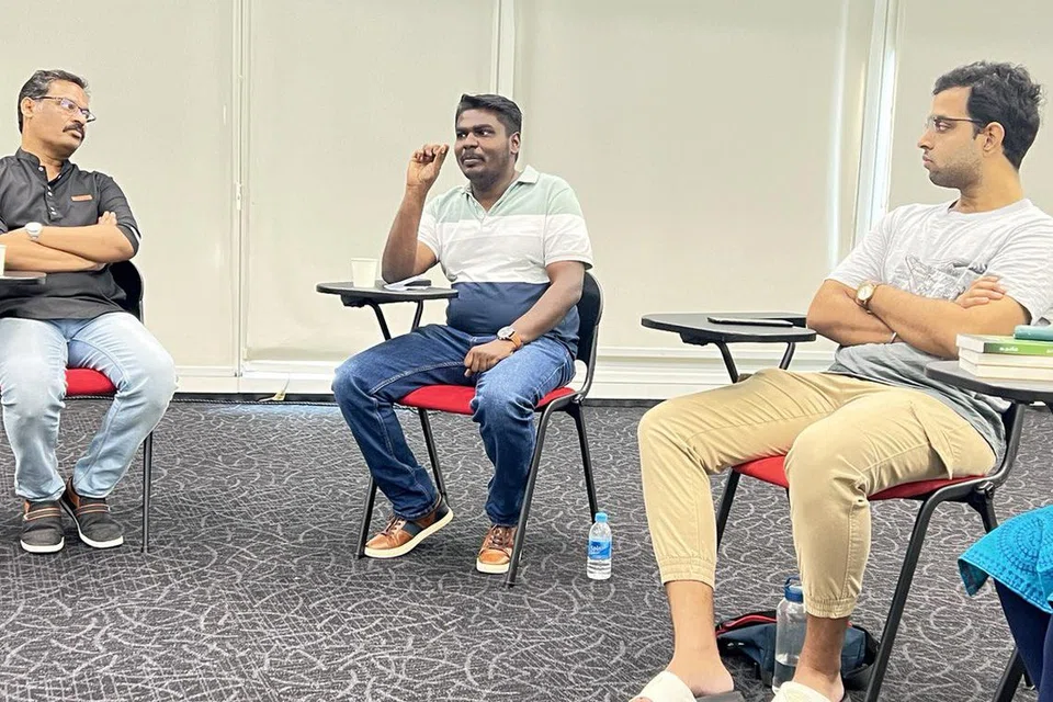 மலேசிய எழுத்தாளர் ம.நவீன் (நடுவில்) சிறுகதைகளைப் புரிந்துகொள்ளுதல் பற்றிய சுவாரசியமான உரையாடலை வழிநடத்தினார். படத்தில் அவருடன் சிறுகதை ஆர்வலர்கள் அஷ்ரப் (இடது), சாய்பாலாஜி.