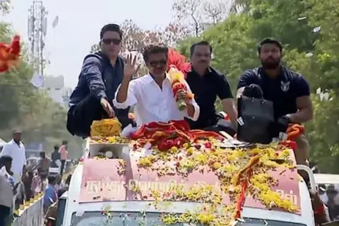 வழிநெடுகிலும் ஆயிரக்கணக்கான தொண்டர்களும் ரசிகர்களும் திரளாகக் கூடி, விஜய்க்கு வரவேற்பும் வாழ்த்தும் தெரிவித்தனர்.