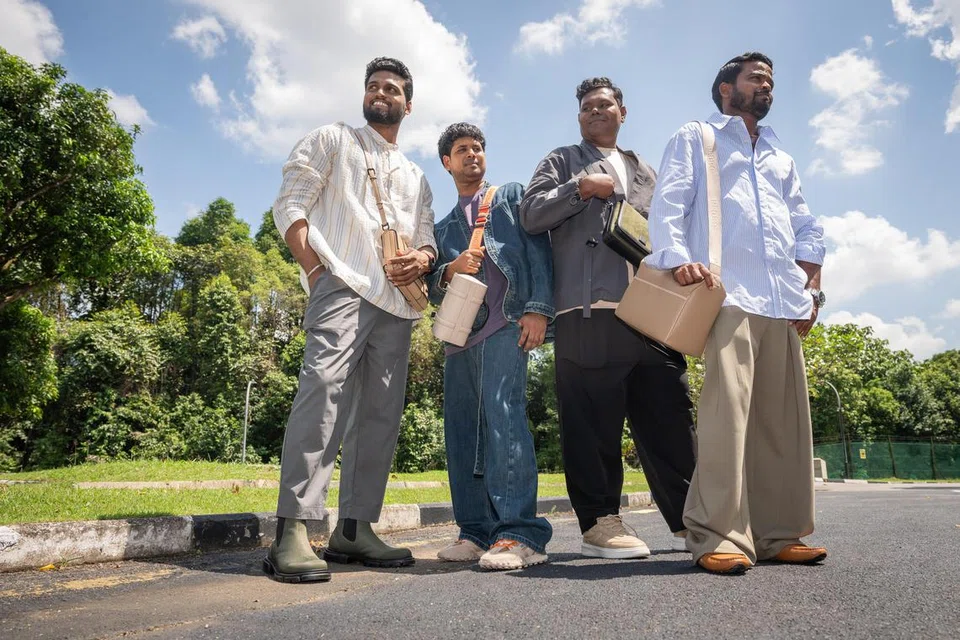 ‘இட்ஸ்ரெயினிங்ரெயின்கோட்ஸ்’ அமைப்பு ஏற்பாடு செய்த நிகழ்ச்சியில் வெளிநாட்டு ஊழியர்கள் பத்துப் பேருக்கு ஒப்பனை, ஆடை அலங்காரம், சிகை அலங்காரம் செய்வதற்கு உள்ளூர் ஆடை நிறுவனமான கிரே (Graye), பெட்ரோ (PEDRO) காலணிகளைத் தயாரிக்கும் சார்ல்ஸ் அண்ட் கீத் நிறுவனம் இரண்டும் ஆதரவு வழங்கின.