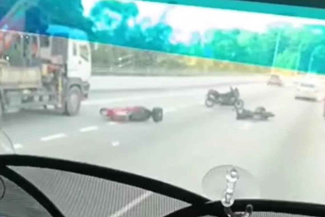 உட்லண்ட்ஸ் சோதனைச் சாவடிக்கு அருகில் விபத்து; மருத்துவமனையில் இருவர்