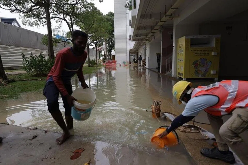 நிலத்தடி குழாய் வெடித்ததால் வெள்ளம் ஏற்பட்டது.