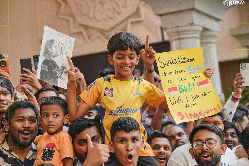 ஆட்டத்தைக் காணத் திரண்ட சென்னை அணியின் ரசிகர்கள்.