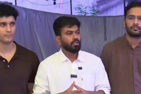 சிஜேபி அமைப்பின் தேசிய ஒருங்கிணைப்பாளராக அபிஜித் திப்கே (நடுவில்) நியமிக்கப்பட்டுள்ளார்.