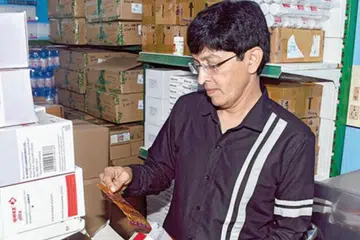 புதிதாக அமைக்கப்படும் முதல்வர் மருந்தகத்தில் ஆய்வு மேற்கொண்ட கூட்டுறவு, உணவுத் துறைச் செயலாளர் ஜெ.ராதாகிருஷ்ணன்.