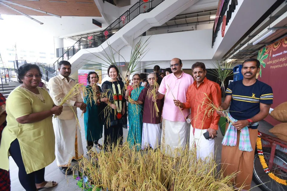 கல்விக்கான துணையமைச்சர் கான் சியாவ் ஹுவாங்குடன் (இடமிருந்து 4வது) நிகழ்ச்சி ஏற்பாட்டாளர்கள், பங்கேற்பாளர்கள்.