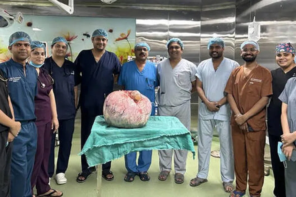 பத்துக்கும் மேற்பட்ட மருத்துவர்கள், உதவியாளர்கள் இரண்டு மணி நேரம் மேற்கொண்ட அறுவை சிகிச்சையில் கிட்டத்தட்ட 15 கிலோ எடையுள்ள கட்டி அகற்றப்பட்டது.