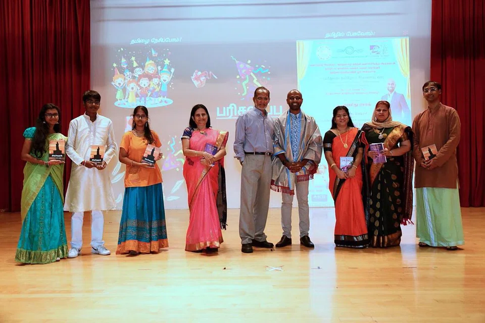 சிறப்பு விருந்தினருடன் பட்டிமன்றக் குழுவினர்.