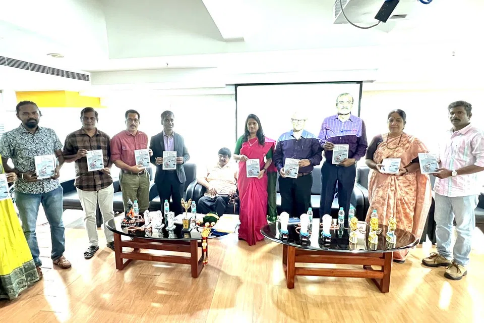 சிங்கப்பூர்க் கவிமாலை அமைப்பின் தலைவர் இன்பா (நடுவில்) எழுதிய ‘கடல் நாகங்கள் பொன்னி’ நூல் பல கவிஞர்களின் முன்னிலையில் சென்னையில் வெளியிடப்பட்டது.