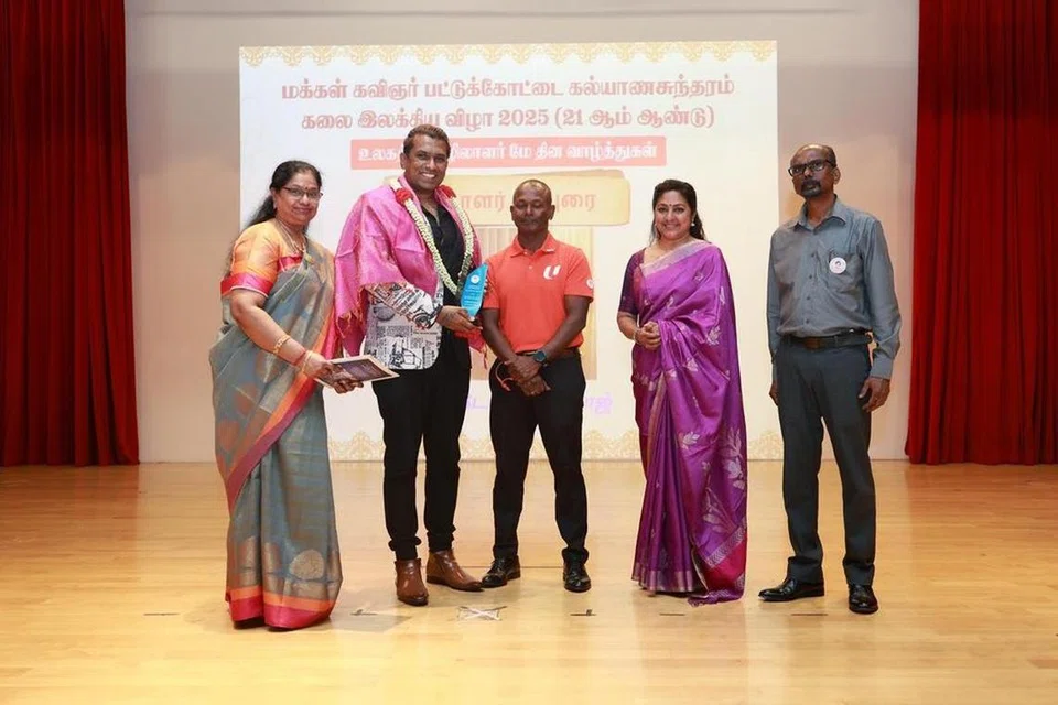 விருதுபெற்ற டேவிட் (இடமிருந்து இரண்டாவது).