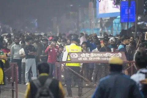 செங்கோட்டை பகுதியில் உள்ள மெட்ரோ ரயில் நிலையத்தின் நுழைவாயில் அருகே உள்ள சாலையில் வெடிப்புச் சம்பவம் ஏற்பட்டதாகக் கூறப்படுகிறது. 