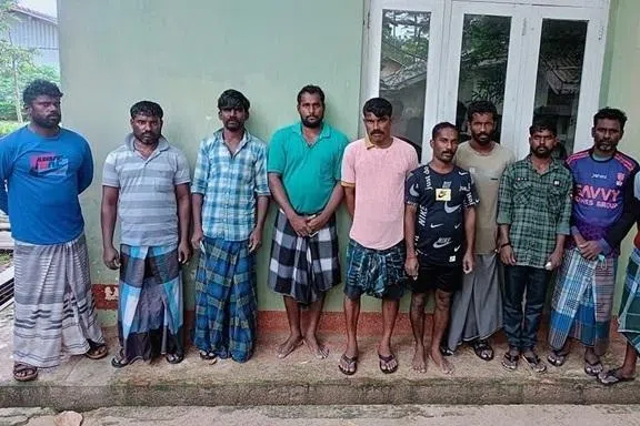 தமிழக மீனவர்கள் 10 பேர் இலங்கைக் கடற்படையினரால் சிறைபிடிப்பு