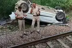 விபத்தில் கார் ஓட்டுநருக்கு இலேசான காயம் ஏற்பட்டது.