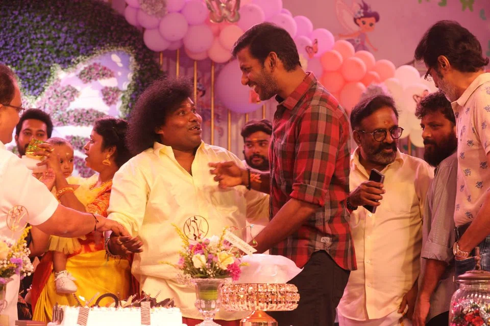 யோகிபாபு மகள் பிறந்தநாள் விழாவில் வி‌‌‌ஷால் கலந்துகொண்டார்.