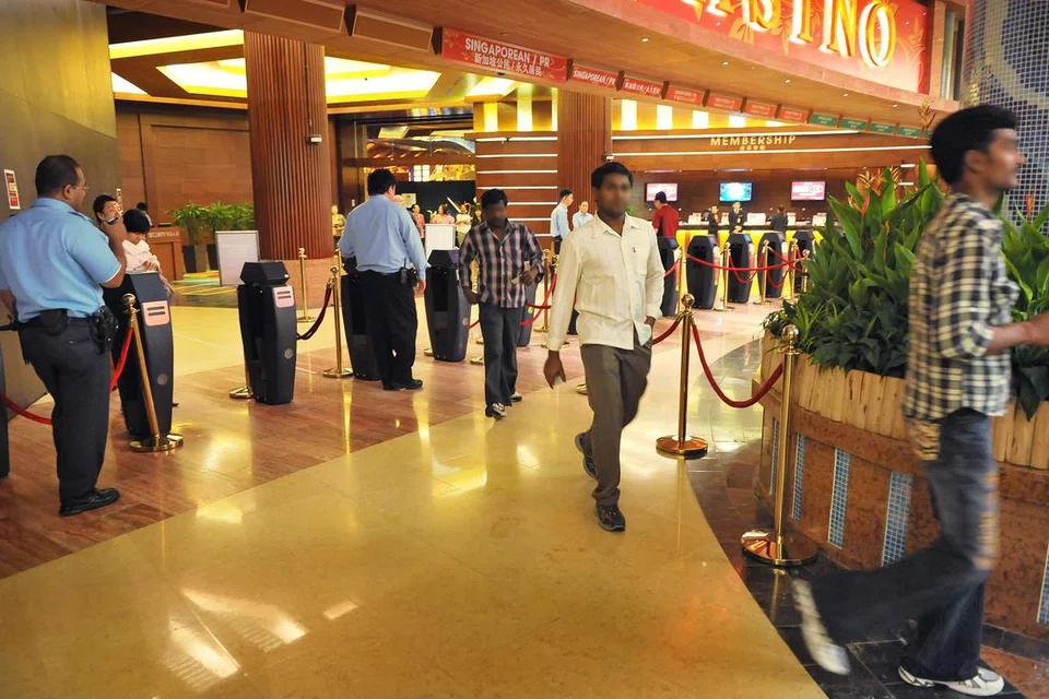ரிசோர்ட்ஸ் வோர்ல்ட் செந்தோசாவில் உள்ள சூதாட்டக்கூடத்தில் இருந்து வெளியே வரும் வெளிநாட்டு ஊழியர்கள்.