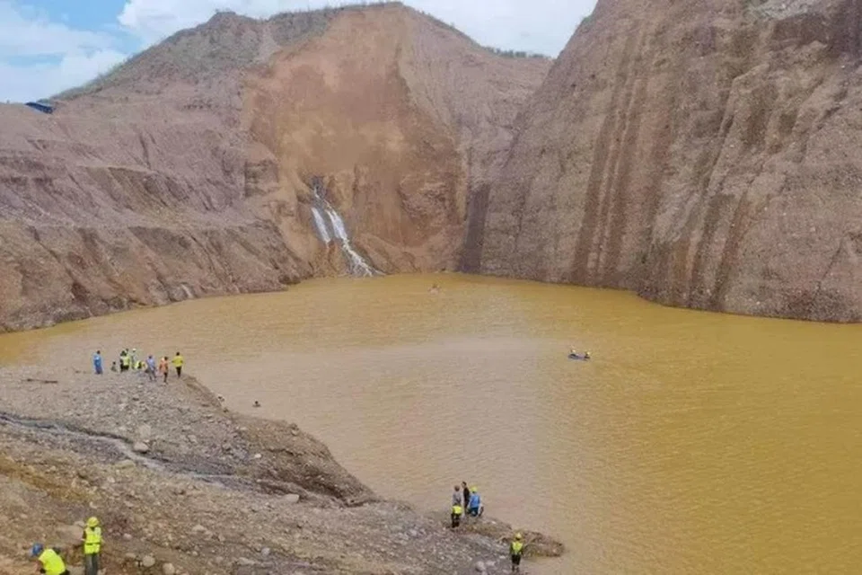 ஞாயிற்றுக்கிழமை நிகழ்ந்த நிலச்சரிவில் சிக்கி ஏரிக்குள் விழுந்த சுரங்க ஊழியர்களை மீட்புப் பணியாளர்கள் தேடுகின்றனர்.  