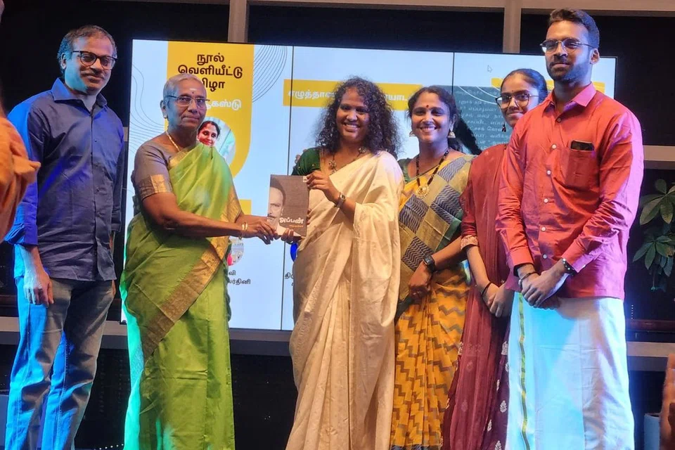படத்தில் அழகுநிலா கணவர் செந்தில்நாதன், தாயார் தமிழரசி, எழுத்தாளர் ரமா சுரேஷ், எழுத்தாளர் அழகுநிலா, அவர் மகள் மதியரசி, மகன் விக்னேஷ்.