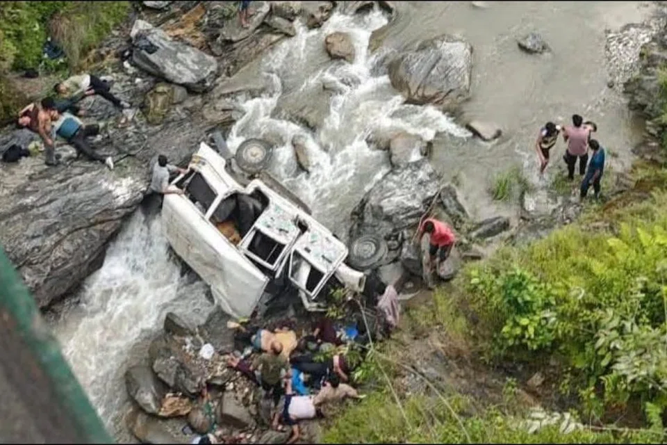 கிட்டத்தட்ட 300 மீட்டர் பள்ளத்தாக்கில் விழுந்த வாகனம்.