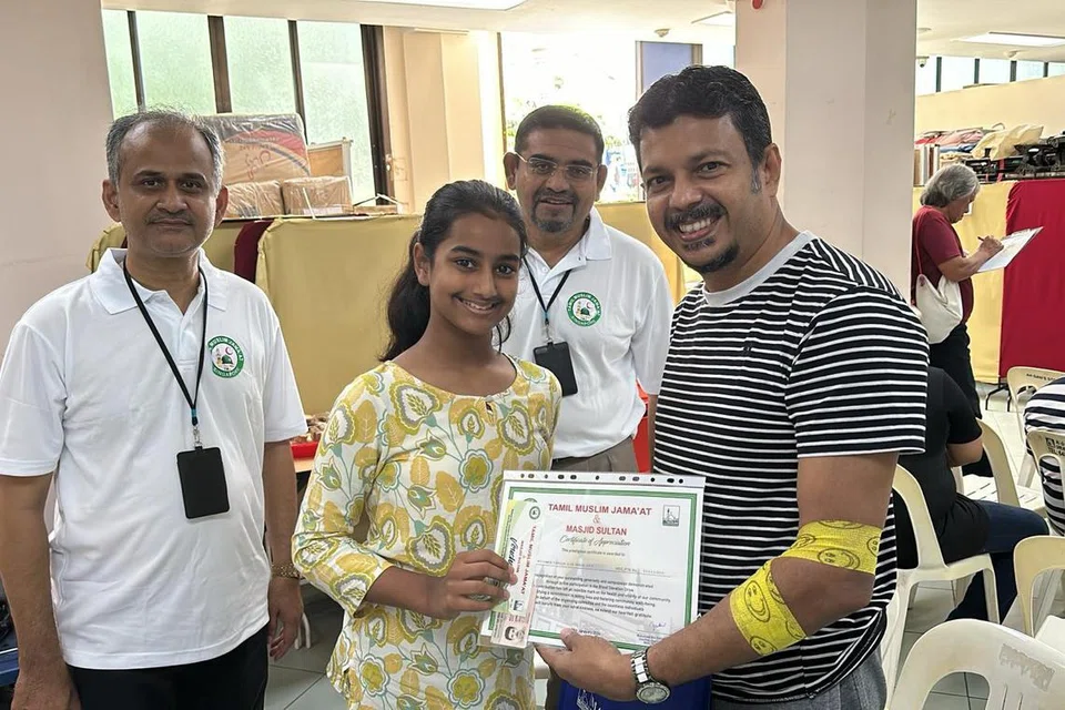 ரத்த தானம் தந்தோருக்குச் சான்றிதழ்கள் வழங்கப்பட்டன.