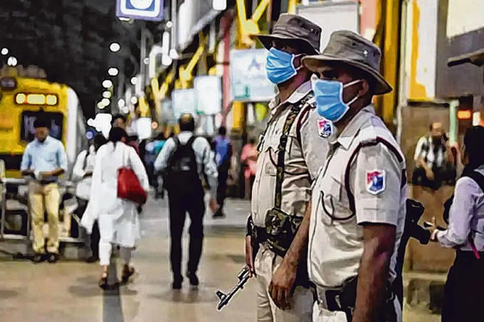 மும்பையின் முக்கிய ரயில் நிலையங்கள், மக்கள் நடமாட்டமுள்ள பகுதிகளில் ஆயுதம் ஏந்திய போலிசார் பாதுகாப்புப் பணியில் ஈடுபட்டுள்ளனர். படம்: தகவல் ஊடகம்