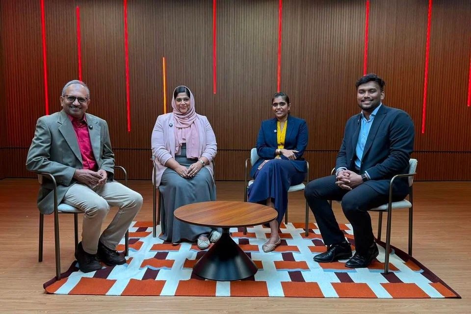 பிரதமரின் தேசிய தினப் பேரணி 2026 குறித்த தமிழ் முரசின் கலந்துரையாடலில் பங்கேற்றோர்: (இடமிருந்து) கலந்துரையாடலை வழிநடத்திய தமிழ் முரசின் மூத்த நிர்வாக உதவி ஆசிரியர் சபா.முத்து நடராஜன், எஸ்.ராஜரத்னம் அனைத்துலக ஆய்வுக் கழகத்தில் முனைவர் பட்டக்கல்வி மாணவர் நஸ்ஹத் ஃபஹீமா, ‘இ2ஐ’ எனும் வேலைநியமன, வேலைத்தகுதிக் கழகத்தின் உதவி இயக்குநர் வீணா சுப்பிரமணியம், மைக்ரோசாஃப்ட் நிறுவனத்தின் பொறியாளர் முஹம்மது ஜாஃபிர்.