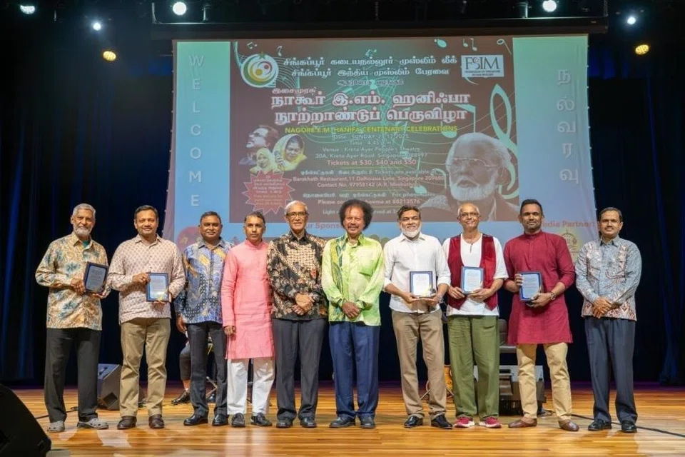 (இடமிருந்து) திருவாளர்கள் முகமது உசேன்,  முகமது அலி, முகமது பிலால், ராஜா முகமது, சிறப்பு விருந்தினர் ஜைனுல் ஆபிதீன் ரஷீத், மு.அ. மசூது,  இர்ஃபானுல்லாஹ் கான்,  முகமது ரஃபி யாக்கோப், முகமது ரஃபி அபூபக்கர், மு.அ.காதர்.