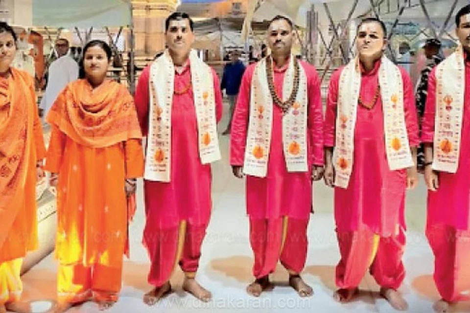 அர்ச்சகர் போல் உடை அணிந்துள்ள காவல்துறையினர்.