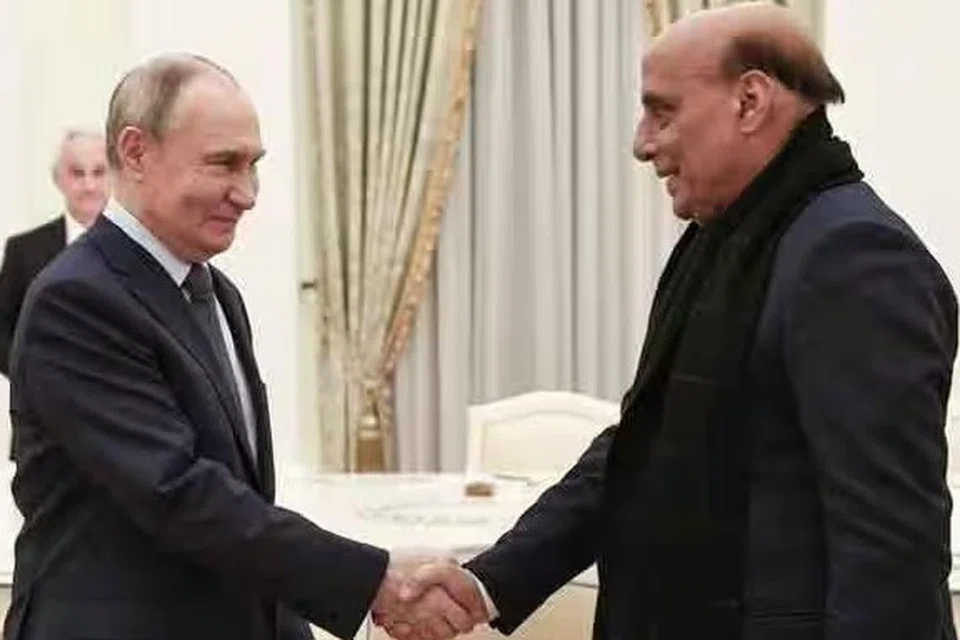கிரெம்ளின் மாளிகையில் ரஷ்ய அதிபர் விளாடிமிர் புட்டினைச் சந்தித்த இந்திய தற்காப்பு அமைச்சர் ராஜ்நாத் சிங்.