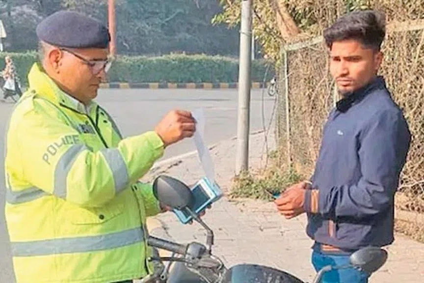 தலைக்கவசம் அணியாத 19,600 பேர்; ஒரே மாதத்தில் ரூ.1.9 கோடி அபராதம் வசூல்