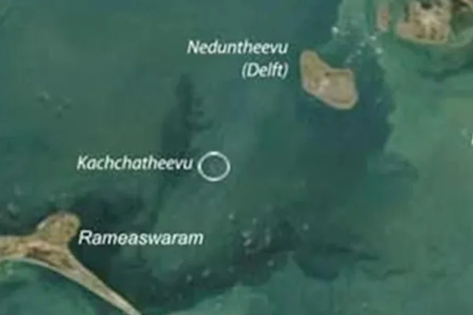 கச்சத் தீவு அருகே மீன்பிடித்துக்கொண்டிருந்த ராமேஸ்வர மீனவர்கள் மீது இலங்கை கடற்படையினர் கற்கள் வீசி விரட்டியடித்ததாகக் கூறப்படுகிறது.