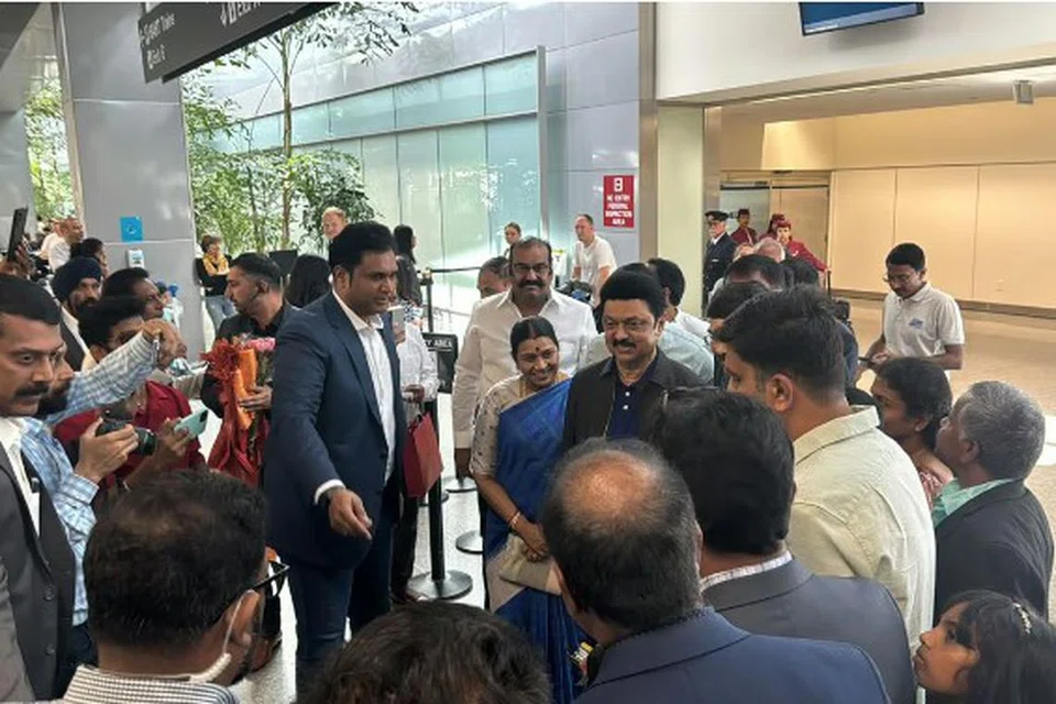 தமிழக அமைச்சர் டிஆர்பி ராஜா, நடிகர் நெப்போலியன் மற்றும் அமெரிக்கத் தமிழர்கள் மு.க. ஸ்டாலினுக்கு உற்சாக வரவேற்பு அளித்தனர்.