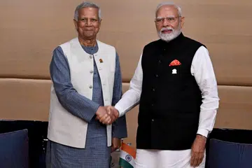 பேங்காக்கில் பங்ளாதேஷ் இடைக்காலத் தலைவர் முகம்மது யூனுசும் (இடது) இந்தியப் பிரதமர் நரேந்திர மோடியும் சந்தித்துப் பேசினர்.