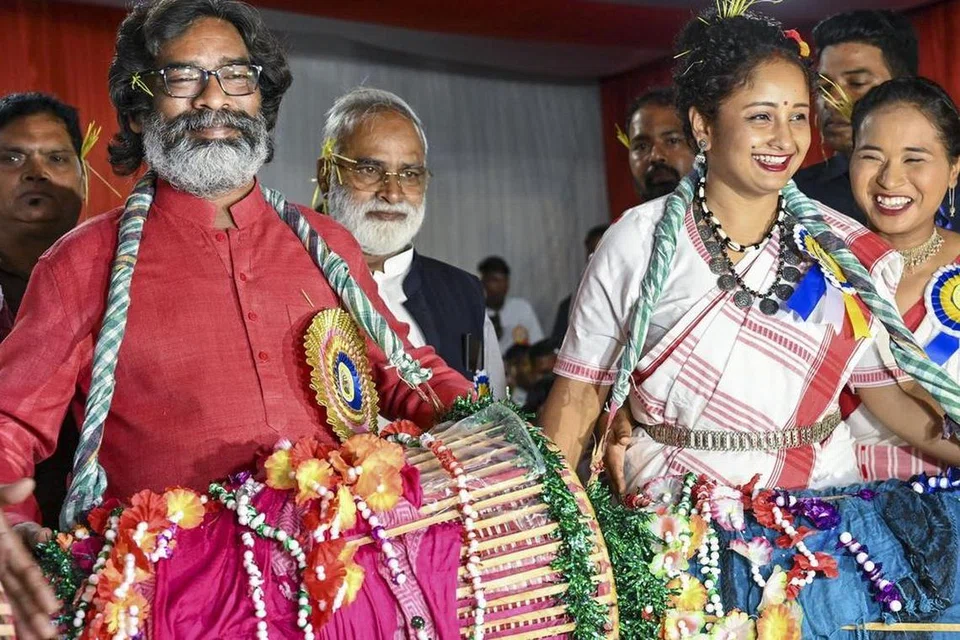 மேளதாளத்துடன் குடும்பமாக மக்களைச் சந்தித்து வாக்குச் சேகரிக்கும் முதல்வர் ஹேமந்த் சோரன்.