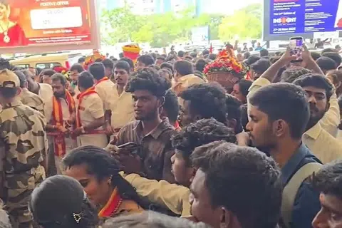தமிழக வெற்றிக் கழகத்தின் மாநில நிர்வாகக் குழுவின் தலைமை ஒருங்கிணைப்பாளரான செங்கோட்டையனை வரவேற்க கோயம்புத்தூர் விமான நிலையத்திற்கு வெளியே மூன்று மணி நேரத்திற்கு மேலாக காத்திருந்த தவெக தொண்டர்கள்.