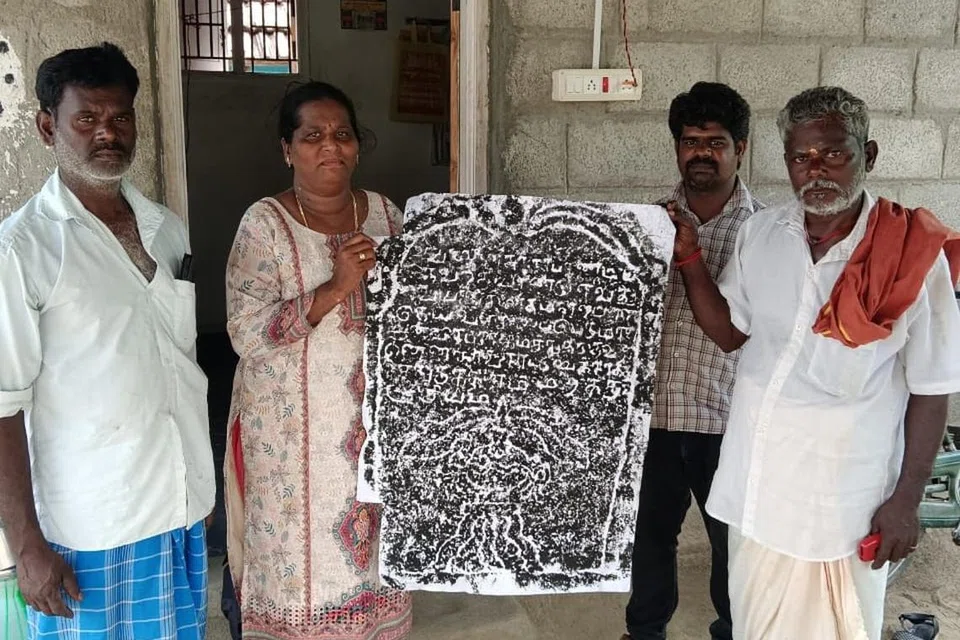 கொட்டாம்பட்டி அருகே உள்ள கச்சிராயன்பட்டி ஊராட்சியில் கண்டெடுக்கப்பட்ட கல்வெட்டுடன் ஆய்வாளர்கள்.