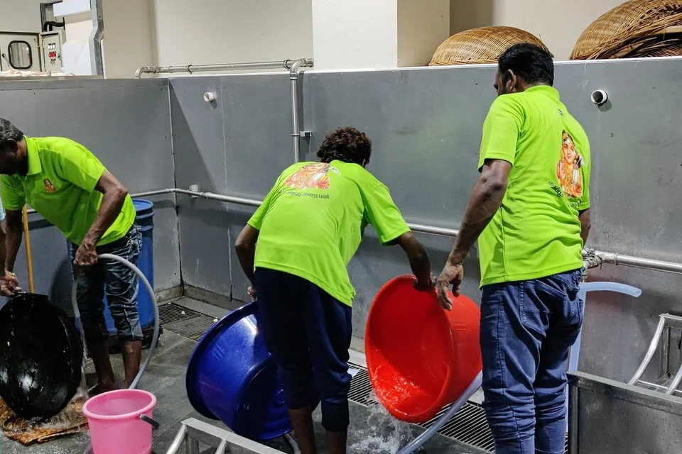 கோயிலின் பல்வேறு அறப்பணிகளில் ஈடுபட்ட WSH Experts நிறுவன ஊழியர்கள்.