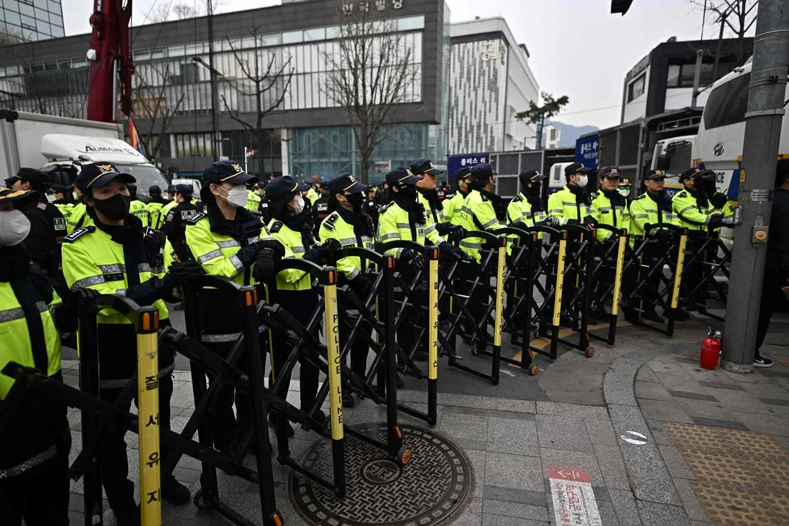 யூனுக்கான தீர்ப்பை முன்னிட்டு தென்கொரிய அரசியலமைப்பு நீதிமன்றத்தைச் சுற்றித் தடுப்புகள்