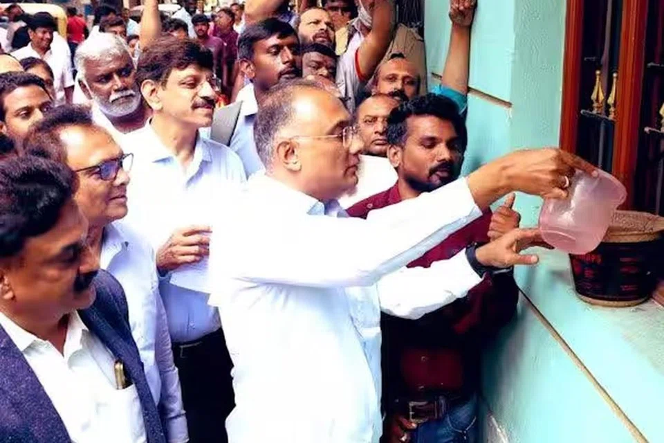 கொசுக்களை கட்டுப்படுத்தும் ‘ஓவி டிராப்’ கருவியில் தண்ணீர் ஊற்றும் கர்நாடக சுகாதார அமைச்சர் தினேஷ் குண்டுராவ்.