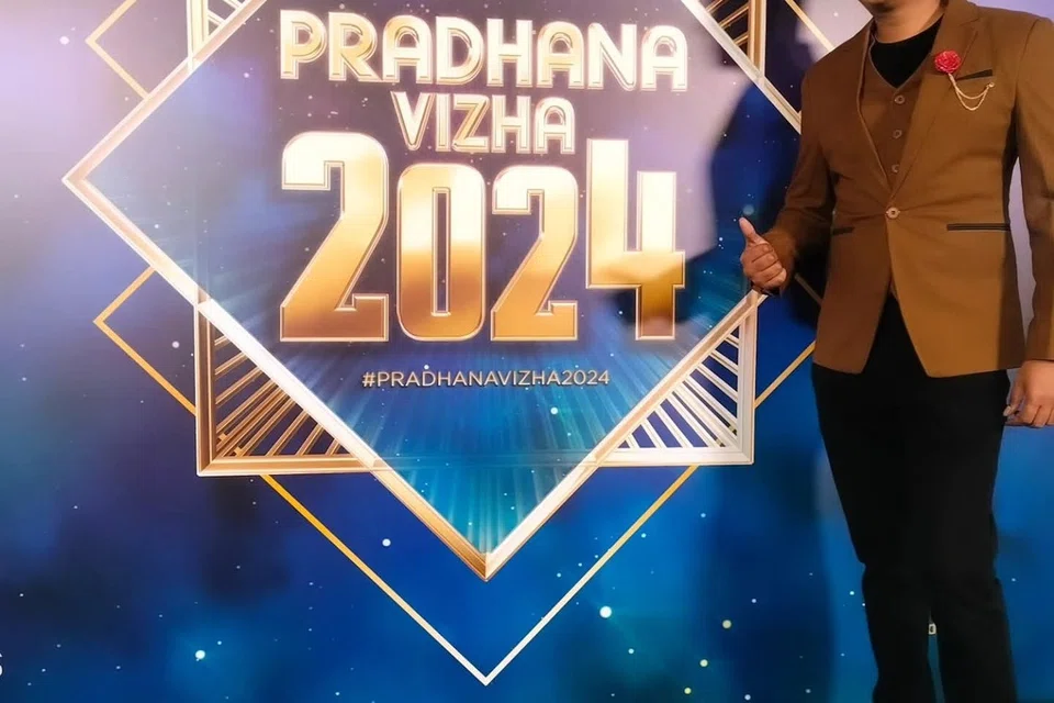 வசந்தம் ஒளிவழியின் பிரதான விழா 2024இல் மிகப் பிரபலமான நட்சத்திர விருது வென்ற சுரேந்திரன்.