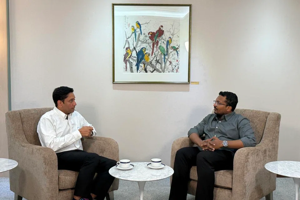 வரவுசெலவுத் திட்டம் 2026 குறித்து தமிழ் முரசின் செய்தி ஆசிரியர் இர்ஷாத் முஹம்மது நடத்திய சிறப்பு நேர்காணலில்  துணையமைச்சர் தினேஷ் வாசு தாஸ் (இடது) தமது கருத்துகளைப் பகிர்ந்துகொண்டார்.