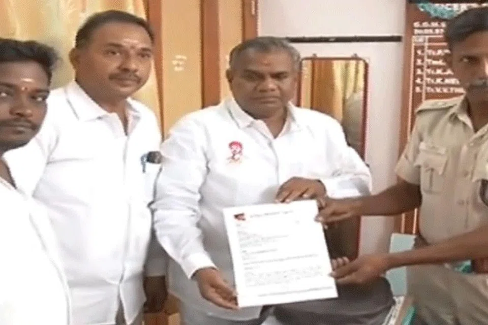 தமிழக வெற்றிக் கழக முதல் மாநாட்டிற்கு அனுமதி கோரி அக்கட்சியின் பொதுச்செயலாளர் புஸ்ஸி ஆனந்த் ஏ.டி.எஸ்.பி.யிடம் மனு அளித்துள்ளார்.