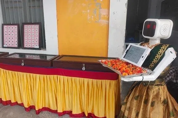 வாக்காளர்களை வரவேற்ற இயந்திர மனிதன்