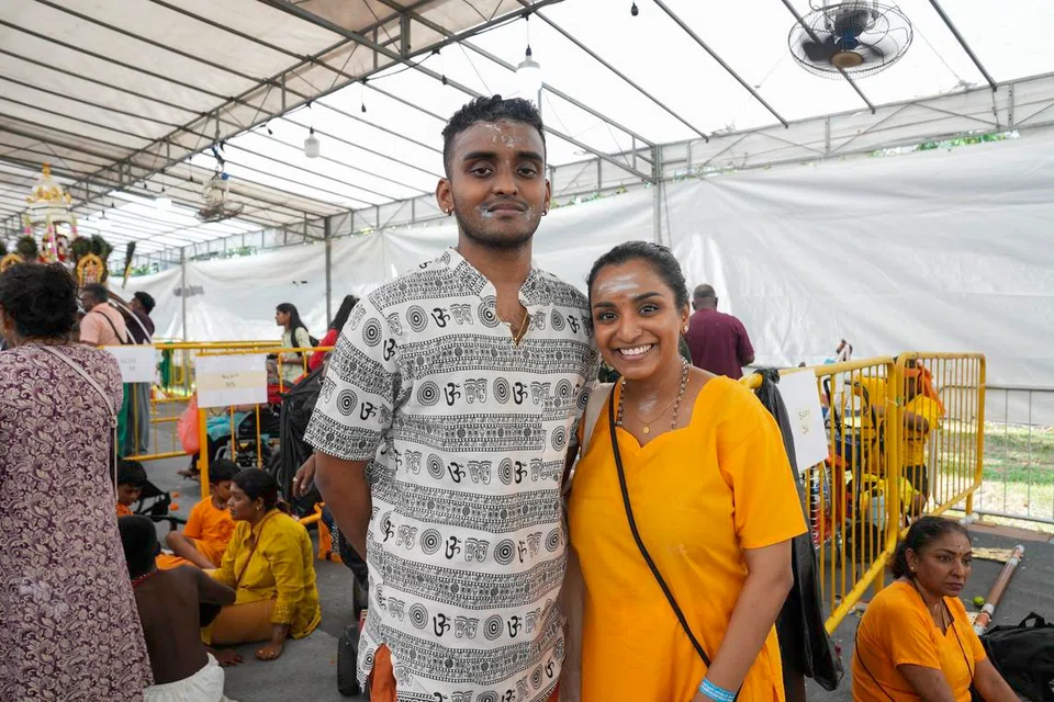 தம் தம்பி விக்னேஸ்வரன் முதன்முறை காவடி சுமந்ததில் பெருமிதம் கொண்ட அக்கா மகேஸ்வரி. 