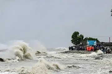 ஹைதராபாத்தில் இரு நாள்களாக சிறு இடைவெளியும் இன்றி மழை பெய்ததால் பெரும்பாலான இடங்கள் வெள்ளக்காடாயின.