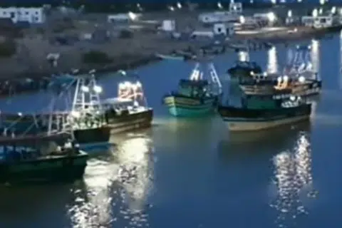 மீனவர்கள் மீன்பிடிக்க கடலுக்குச் சென்றனர்.