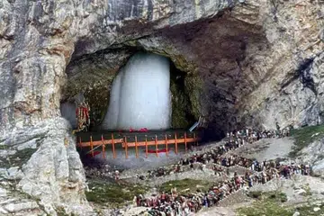 இவ்வாண்டு 400,000க்கும் மேலானோர் பனிலிங்கத்தை தரிசித்துள்ளனர்.