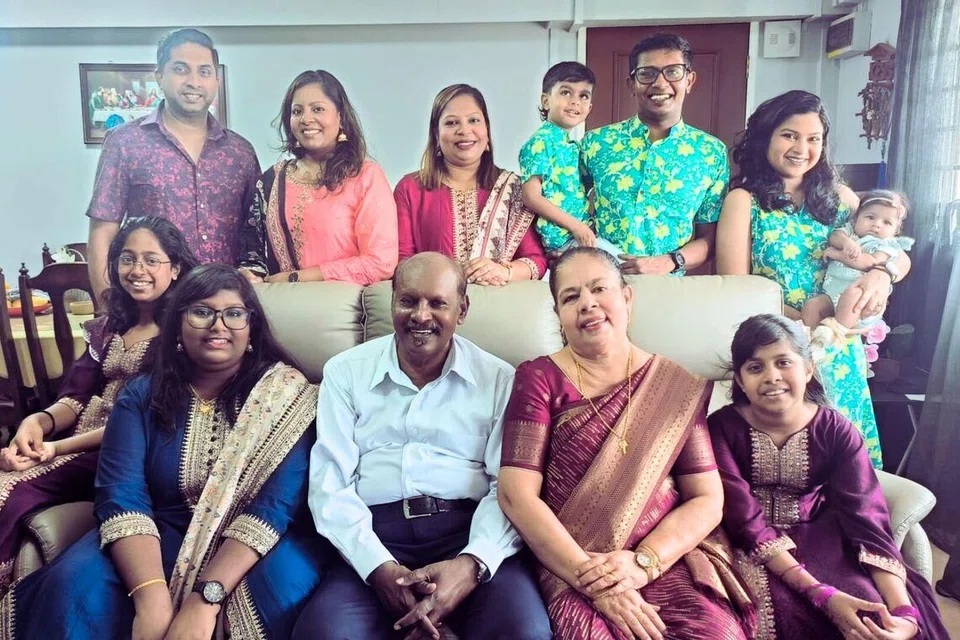 (இடமிருந்து, நிற்பவர்கள்) லாரன்ஸ் வில்லியம், குளோரி இவெஞ்சலின் சாலமன், ஜோய்ஸ் ஷோபனா சாலமன், மிக்கெல் இசாண் ட்ரோ மெல்வின், மெல்வின் மார்க் சாலமன், இசடோரா ஷவித்ரா ஜெயச்சந்திரன், மிரெல்லா ஷனாயா மெல்வின் (குழந்தை), (அமர்ந்திருப்போர்) சாலமன் ஜோசப், ரூத் ரோஸ்லின் சாலமன், மெலடி சைடல் பீட்டர், ஜியா எவலினா லாரன்ஸ், லாரா இவானியா லாரன்ஸ்.
