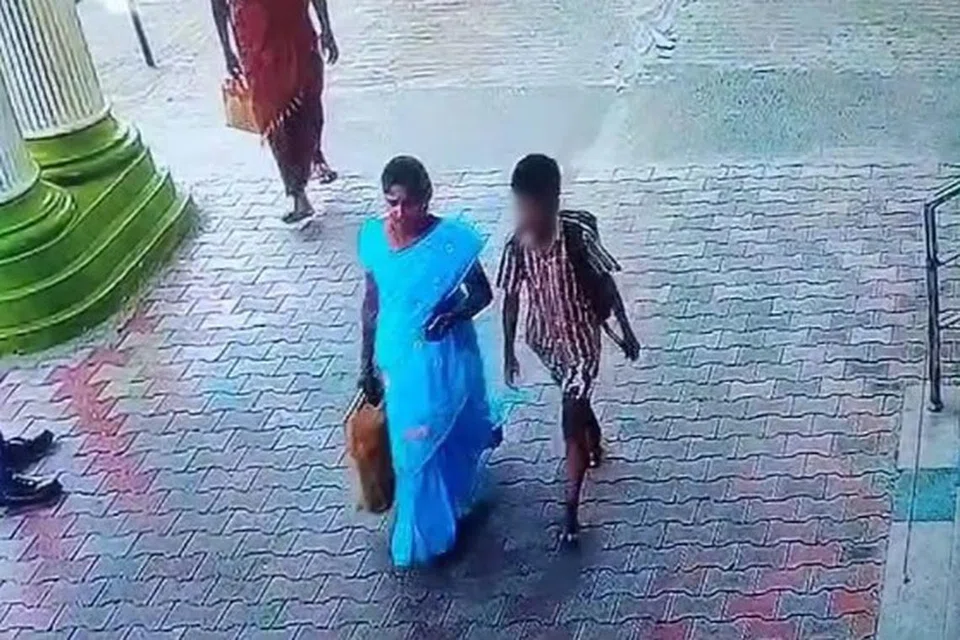 பிறந்த குழந்தையை கைப்பையில் எடுத்துச் செல்வது சிசிடிவி கண்காணிப்புப் படக்கருவியில் தெரிந்தது.