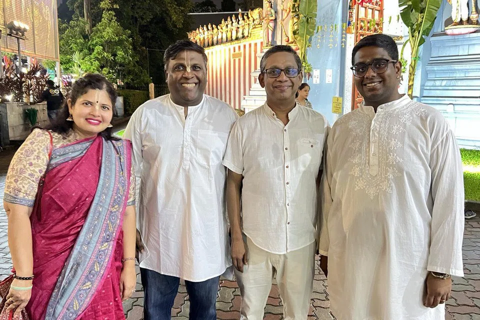 தைப்பூசம் 2024க்கு ஆயத்தமாகும் ஸ்ரீசைத்தன்யா சரஸ்வத் மாத் சங்கா பஜன் குழுவினர் (இடமிருந்து) மஹா லக்ஷ்மி, 46, ரவிந்திர கிருஷ்ண தாஸ், அர்த்தநாரீஸ்வரர் தொண்டர்கள் குமரன் பிள்ளை, 49, பிரகதீஸ்வரன் பிள்ளை குமரன், 21